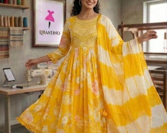 Mosterdgeel anarkali-kostuum met bloemen: Indiase bruiloftsgast, Haldi-outfit