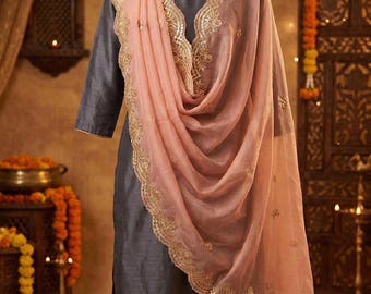 Roségouden dupatta van organza met Aari-borduursel | Geschulpte rand in Pakistaanse stijl