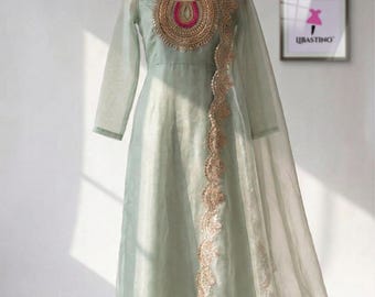Handgeborduurd salwar-pak van organza | Indiase Pakistaanse Salwar Kameez: Zardozi, Ari en Gota Patti Work