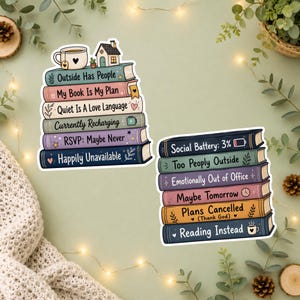 Op de afbeelding: Twee gestanste stickers met stapels kleurrijke boeken met tekst. De linker stapel bevat zinnen zoals Outside Has People en Happily Unavailable. De rechter stapel bevat tekst zoals Social Battery: 3% en Reading Instead, vergezeld van kleine illustraties van een koffiemok, een huisje, een batterijpictogram en een klok.