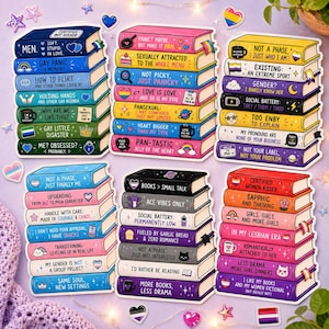Könnte beinhalten: Eine Sammlung farbenfroher Aufkleber in Form von Bücherstapeln. Jedes Buch hat einen anderen Titel und ein anderes Design, mit Themen rund um LGBTQ+-Stolz, Beziehungen und Identität. Die Aufkleber weisen verschiedene Farben, Schriftarten und Illustrationen auf.