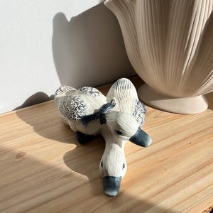 ヴィンテージ風セラミック製抱きしめるアヒルの置物｜手描きの白いアヒルの子の陶器｜コテージコア