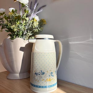 Jarra térmica Vintage Goose / Decoración de pato con cinta azul / Utensilios de cocina estilo granja retro de los 80 y 90 / Estilo Grandmacore