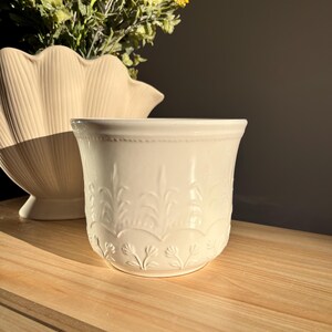Maceta/jardinera de porcelana blanca vintage con relieve de follaje, maceta de estilo Art Nouveau francés.