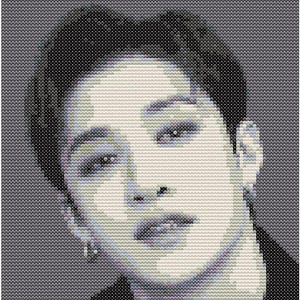 Könnte beinhalten: Ein Porträt einer Person in Graustufen, erstellt mit einer Pixeltechnik. Das Bild zeigt eine Nahaufnahme des Gesichts, wobei Augen, Nase und Lippen erkennbar sind. Das Haar ist dunkel, und der Hintergrund ist einfarbig grau.