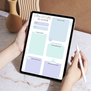 Puede incluir: Un planificador digital de establecimiento de objetivos de bienestar que se muestra en una tableta. El planificador presenta secciones para el nombre, la fecha, los hábitos saludables, las cosas que aprender, las resoluciones de salud, las metas profesionales y financieras y el desarrollo personal.