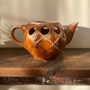 Vase-théière vintage en céramique marron ambré miel, style Mid-Century Modern | Pot à bulbe à motif losanges matelassé | Décoration intérieure rétro kitsch bohème années 1960