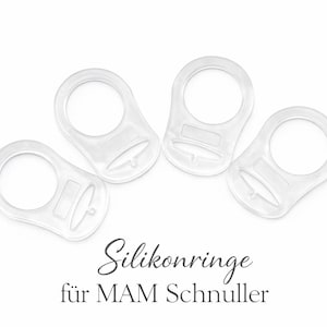 Könnte beinhalten: Eine weiße Keramik-Tasse mit schwarzem Henkel und dem Text "But First, Coffee" in schwarzer, fetter Schrift. Die Tasse steht auf einer weißen Oberfläche. Die Tasse ist etwa 10 cm hoch.