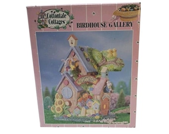 Cottontale Cottages Village Birdhouse Gallery porseleinen verlichte paasdecoratiedoos