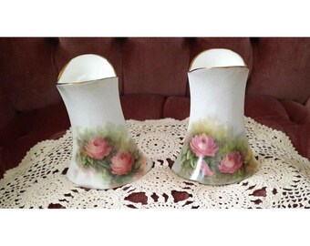 Vintage porseleinen rozen kandelaars (paar), handbeschilderd met gouden rand en bloemenmotief.