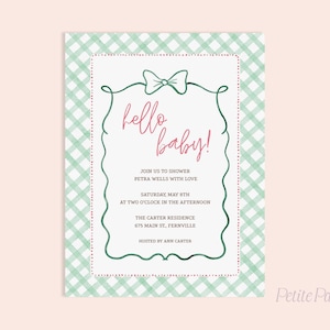 Puede incluir: Una invitación a un baby shower con un fondo de patrón de cuadros vichy verde. La invitación presenta un centro blanco con un borde verde decorativo y las palabras "hello baby!" en escritura rosa. Se incluyen detalles adicionales.