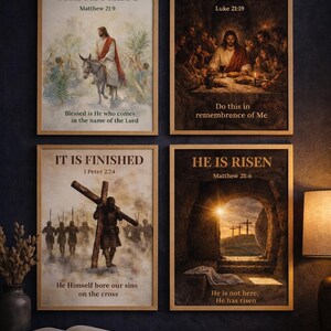 Może przedstawiać: Cztery oprawione religijne wydruki artystyczne ze złotymi ramami. Wydruki przedstawiają sceny biblijne i tekst, w tym "Hosanna in the Highest", "Maundy Thursday", "It Is Finished" i "He Is Risen."