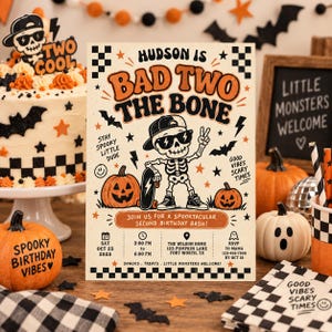 Op de afbeelding: Een rechthoekige verjaardagsuitnodiging met een skelet dat een zonnebril en een honkbalpet draagt en een skateboard vasthoudt. De tekst luidt: HUDSON IS BAD TWO THE BONE, JOIN US FOR A SPOOKTACULAR SECOND BIRTHDAY BASH.