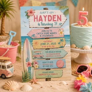 Puede incluir: Una invitación a una fiesta de cumpleaños con temática de playa con el texto "¡Surf's Up! ¡Hayden cumple 5 años!" y detalles del evento. La invitación presenta una tabla de surf, una furgoneta vintage y una tarta con una vela con el número 5. Colores rosa y azul.