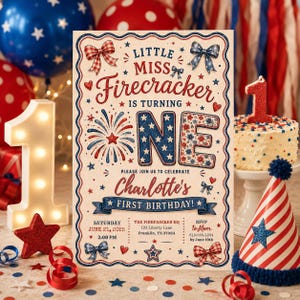 Puede incluir: Una tarjeta de invitación de cumpleaños rectangular con fondo crema, texto en rojo y azul y gráficos patrióticos. Dice Little Miss Firecracker is turning ONE, Charlotte's First Birthday, sábado 21 de junio de 2025, 14:00, 123 Liberty Lane.