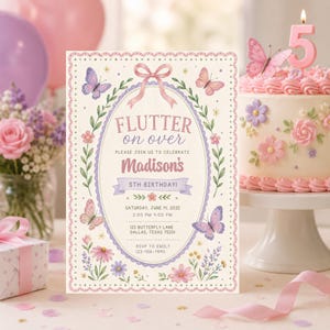 Peut inclure: Une carte d'invitation d'anniversaire rectangulaire ornée d'un nœud rose, de papillons et de fleurs. Le texte indique : FLUTTER on over PLEASE JOIN US TO CELEBRATE Madison's 5TH BIRTHDAY! SATURDAY, JUNE 14, 2025 2:00 PM 4:00 PM 123 BUTTERFLY LANE DALLAS, TEXAS 75201 RSVP TO EMILY 123-456-7890.