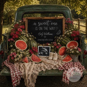Könnte beinhalten: Eine grüne Oldtimer-Ladefläche dekoriert mit Wassermelonen, rosa und weißen Blumen sowie einer Tafel mit der Aufschrift 'a sweet one IS ON THE WAY Baby Williams coming dec 2026'. Ein Ultraschallbild und kleine Strickschuhe sind zu sehen.