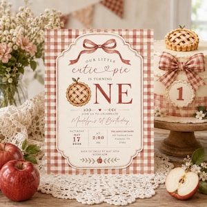 Puede incluir: Una tarjeta de invitación de cumpleaños rectangular con un fondo de patrón de cuadros vichy rojo y blanco. El centro presenta una etiqueta decorativa con un lazo rojo, una ilustración de tarta y el texto Our Little Cutie Pie Is Turning One.