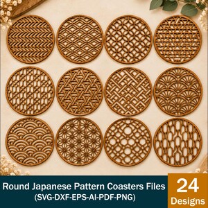 Könnte beinhalten: Zwölf runde Untersetzer aus braunem Holz mit komplizierten, lasergeschnittenen geometrischen Mustern. Der Text unten lautet Round Japanese Pattern Coasters Files 24 Designs (SVG-DXF-EPS-AI-PDF-PNG). Jeder Untersetzer zeigt ein einzigartiges Gittermuster.