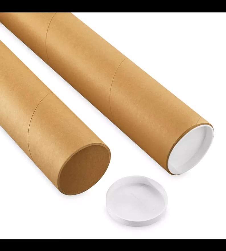 Puede incluir: Dos tubos de env&iacute;o de cart&oacute;n marr&oacute;n con interior blanco y una tapa de pl&aacute;stico blanco separada. Los tubos son cil&iacute;ndricos y est&aacute;n dise&ntilde;ados para enviar carteles, impresiones u obras de arte. Los tubos son de cart&oacute;n resistente.
