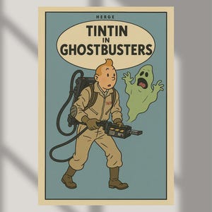 Puede incluir: Un p&oacute;ster de estilo vintage con Tint&iacute;n en una ilustraci&oacute;n con tem&aacute;tica de Cazafantasmas. Tint&iacute;n, con un mono color beige, sostiene una mochila de protones y un dispositivo para atrapar fantasmas, frente a un fantasma verde. El p&oacute;ster tiene un fondo azul y el texto "TINTIN in GHOSTBUSTERS".