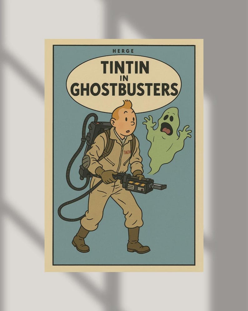 Puede incluir: Un p&oacute;ster de estilo vintage con Tint&iacute;n en una ilustraci&oacute;n con tem&aacute;tica de Cazafantasmas. Tint&iacute;n, con un mono color beige, sostiene una mochila de protones y un dispositivo para atrapar fantasmas, frente a un fantasma verde. El p&oacute;ster tiene un fondo azul y el texto "TINTIN in GHOSTBUSTERS".