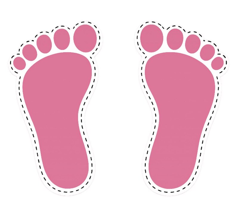Op de afbeelding: Twee roze babyvoetjes met een stippellijn op een witte achtergrond. De voetafdrukken wijzen in tegengestelde richtingen, met duidelijk gedefinieerde tenen. Een eenvoudige, grafische illustratie.