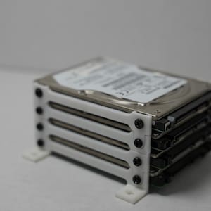 Puede incluir: Un juego de tres tazas de cerámica con un acabado moteado y mate. Las tazas son de color crema, gris claro y gris oscuro. Cada taza tiene un diseño simple y minimalista, ideal para café o té.