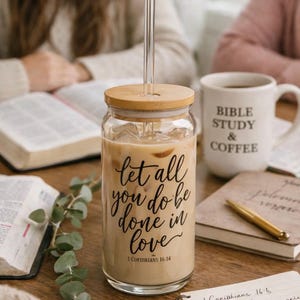 Vaso cristiano de cristal, Que todo lo que hagas se haga con amor, Vaso para café helado con versículo bíblico, Vaso con estética de fe, Tapa de bambú, Regalo cristiano