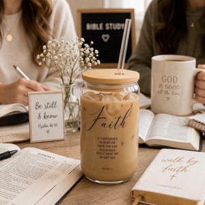 Vaso cristiano de cristal, vaso con diseño de fe, vaso para estudio bíblico, vaso para café helado con tapa de bambú, regalo religioso para ella, vaso cristiano