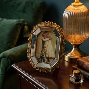 Cornice portafoto vintage dorata e decorata, cornice ottagonale a specchio, decorazione antica da tavolo.