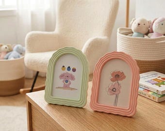 Marco de fotos con arco ondulado, expositor de fotos festoneado en tonos pastel, decoración para dormitorio infantil.