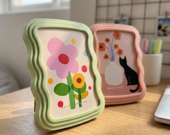 Marco de fotos ondulado en tonos pastel, expositor de fotos con formas sinuosas, decoración de escritorio retro.