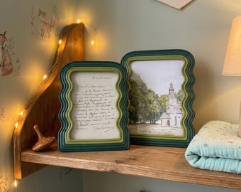 Marco de fotos verde ondulado, marco de fotos bohemio con formas sinuosas, decoración de escritorio retro.