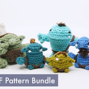 Könnte beinhalten: Ein PDF-Musterpaket zum Häkeln von fünf verschiedenen Amigurumi-Trollfiguren. Die Trolle sind grün, blau und braun und tragen alle braune Gürtel. Die Trolle sind alle unterschiedlich groß, wobei der größte Troll einen weißen Kochhut trägt.  PDF Pattern Bundle
