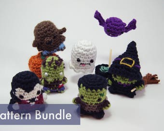 Könnte beinhalten: Ein Set aus neun gehäkelten Halloween-Charakteren, darunter ein Geist, eine Hexe, ein Vampir, ein Zombie, ein Werwolf, ein Frankenstein-Monster, eine Mumie, ein Kürbis und eine Fledermaus. Die Figuren sind alle klein und niedlich und eignen sich perfekt für eine Halloween-Dekoration oder ein Geschenk.