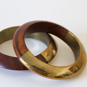 Conjunto de brazaletes de madera con acentos de bronce imagen 1