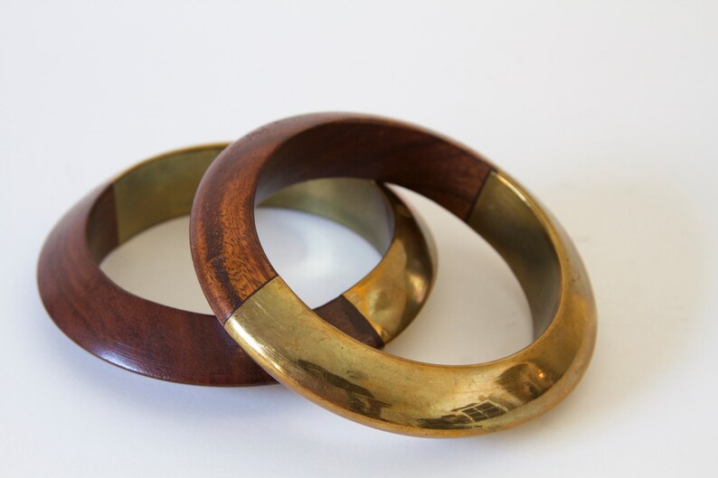 Conjunto de brazaletes de madera con acentos de bronce imagen 1