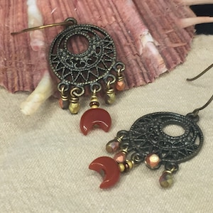 Karneol Mond Kronleuchter Ohrringe, Hand Perlen Ohrringe, Boho Ohrringe, witchy Ohrringe, Hippie Ohrringe, Edelstein Ohrringe, Mond Ohrringe
