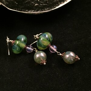 Orecchini in vetro verde lampada lavoro, mano perline orecchini, orecchini verde, regalo di giorno le madri, orecchini pendenti, orecchini, mamma regalo, regalo moglie