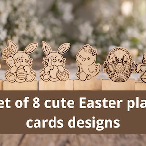 Peut inclure: Ensemble de 8 modèles de marque-places de Pâques en bois. Les modèles comprennent un poussin dans un panier, des lapins avec des carottes et des œufs, un poussin avec une fleur, un panier de Pâques avec des œufs et des cloches avec un nœud. Les modèles sont sur des socles en bois.