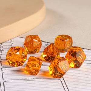 Puede incluir: Juego de tres tazas de cerámica con esmalte moteado color crema. Cada taza presenta un diseño floral pintado a mano en tonos azules, verdes y amarillos. Las tazas tienen una forma redonda simple.