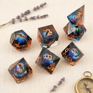 Juego de dados celestiales, poliédricos con temática del Vacío Ámbar para juegos de mesa.