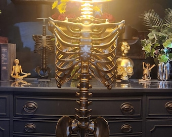 Lámpara de pie con esqueleto dorado