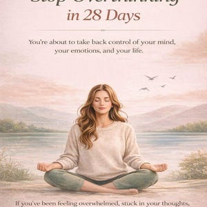 Könnte beinhalten: Bild mit dem Text "Stop Overthinking in 28 Days". Eine Person meditiert im Lotussitz. Das Bild wirbt für die Kontrolle über Geist und Emotionen. Der Hintergrund zeigt eine ruhige Landschaft mit Bergen und Wasser.