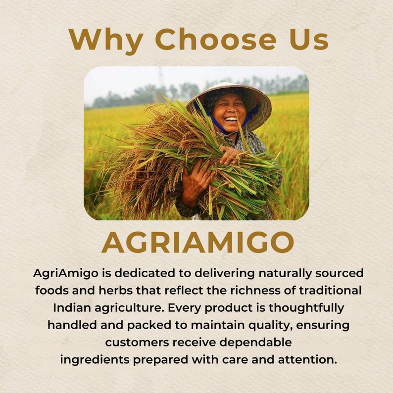 Puede incluir: La imagen muestra el texto "Why Choose Us" y "AGRIAMIGO". Una persona con un sombrero c&oacute;nico sonr&iacute;e mientras sostiene un manojo de cultivos en un campo. El texto describe el compromiso de la empresa con alimentos y hierbas naturales.