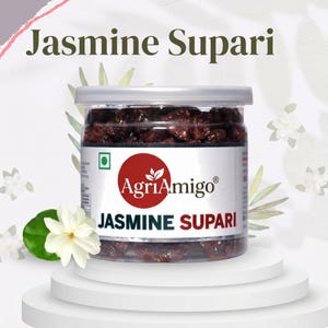 Könnte beinhalten: Ein durchsichtiger Kunststoffbehälter gefüllt mit dunkelbraunen, strukturierten Stücken von Jasmine Supari. Das weiße Etikett zeigt das rote AgriAmigo-Logo, den Text Jasmine Supari und ein grünes Quadrat-Symbol. Eine weiße Jasminblüte ist zu sehen.