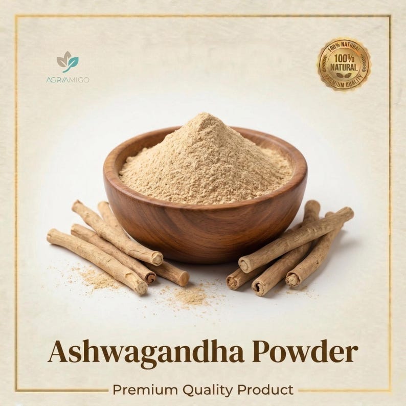 Peut inclure: Un bol en bois rempli de poudre d'ashwagandha brun clair, entour&eacute; de morceaux de racine d'ashwagandha. L'image comprend le texte "Ashwagandha Powder" et "Premium Quality Product". Un sceau circulaire indique "100% Natural".