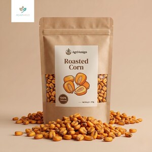 Op de afbeelding: Een bruine papieren stazak met geroosterde maïs, voorzien van een wit etiket met het AgriAmigo-logo, de tekst Roasted Corn, een afbeelding van maïskorrels en de tekst 100% Natural en Net Weight: 250g, omringd door losse maïskorrels.