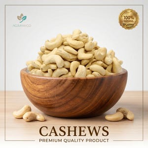 以下が含まれることがあります： 生の Cashew ナッツがいっぱい入った木製のボウル。ボウルの周りにいくつかの Cashew ナッツが散らばっています。画像の下部には「CASHEWS」と「PREMIUM QUALITY PRODUCT」という文字があります。「100% NATURAL」のシールが右上隅にあります。